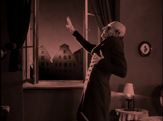 Nosferatu sufriendo la iluminación de un concierto en Barcelona