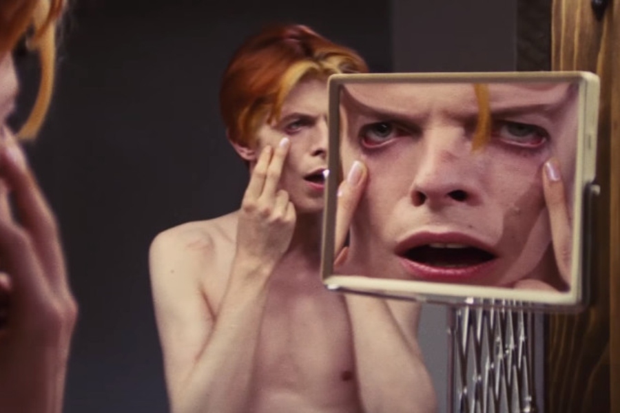 Fotograma de El hombre que cayó a la tierra de Nicolas Roeg protagonizada por David Bowie