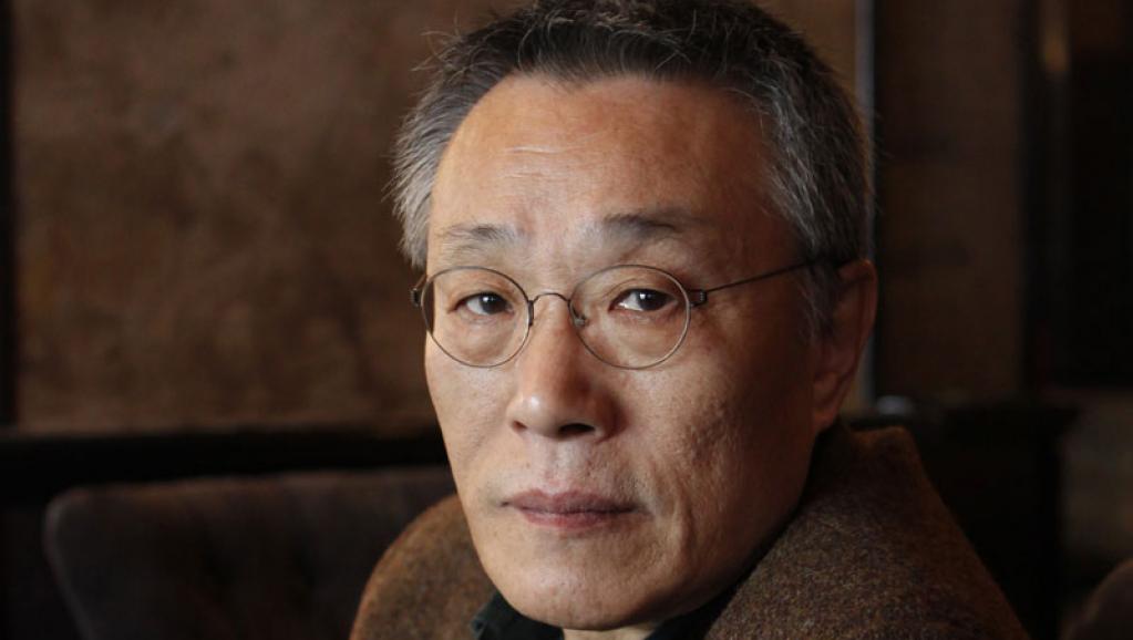 Retrato del escritor surcoreano Hwang Sok-yong
