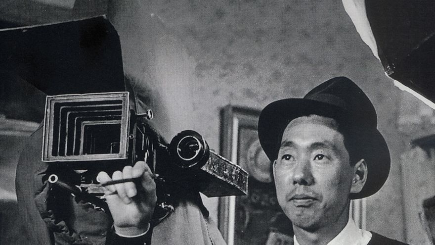 Retrato del director Mikio Naruse dirigiendo