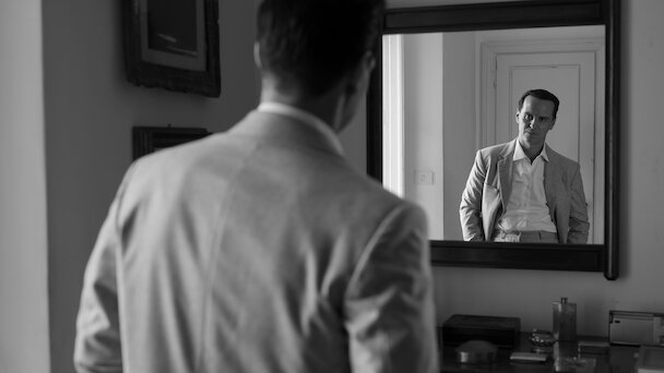 Una imagen de Andrew Scott mirándose al espejo en Ripley