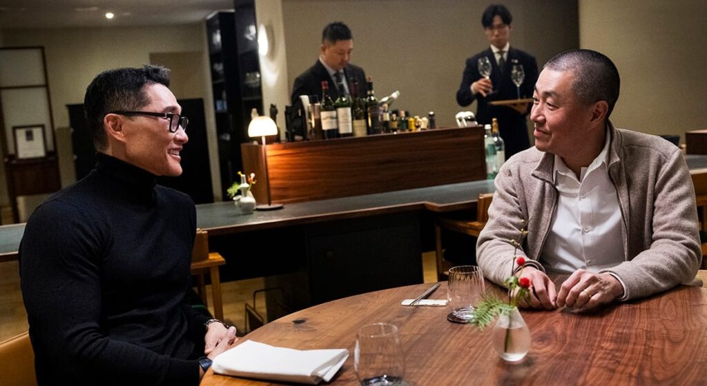 Imagen de Daniel Dae Kim y el chef Corey Lee en un restaurante en el documental K-Everything