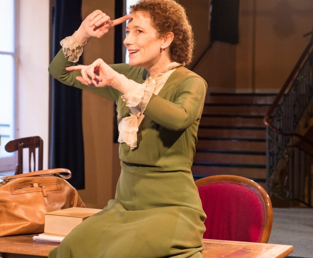 Clara Sanchis interpreta a Virginia Woolf en Una habitación propia en el Teatre Raval de Barcelona